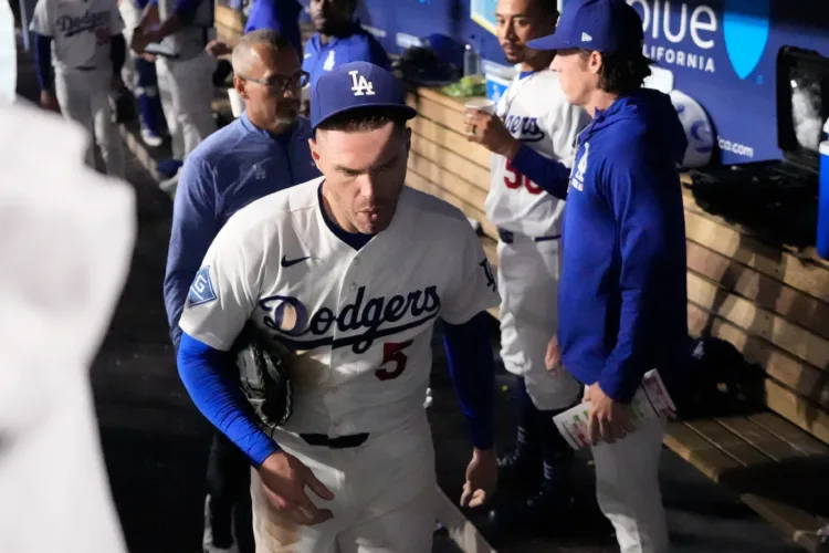 Dodgers' Freeman avoids serious injury in dugout fall